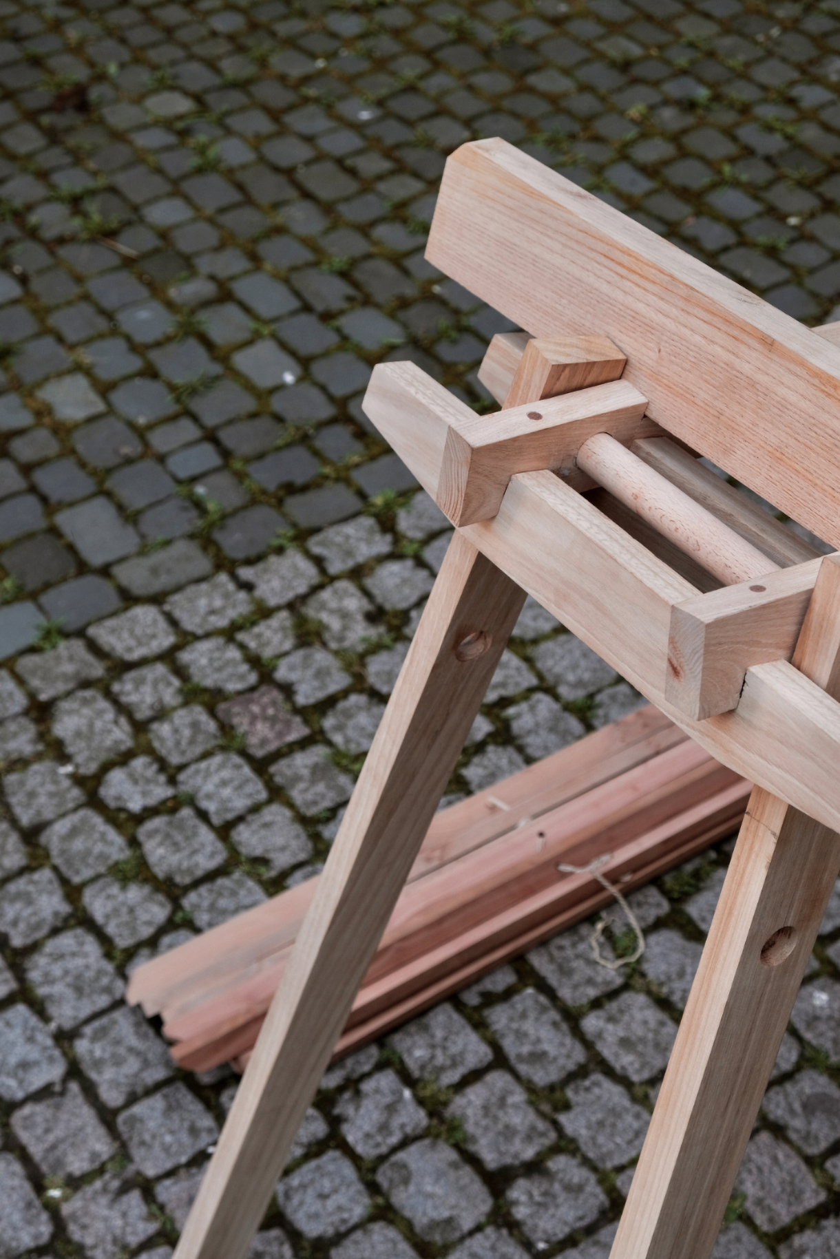 Détail table d'arpentage, réalisée à partir de bois d'élagage, châtaignier et peuplier, 2025, projet de diplôme, 1200 x 800 x 600 cm